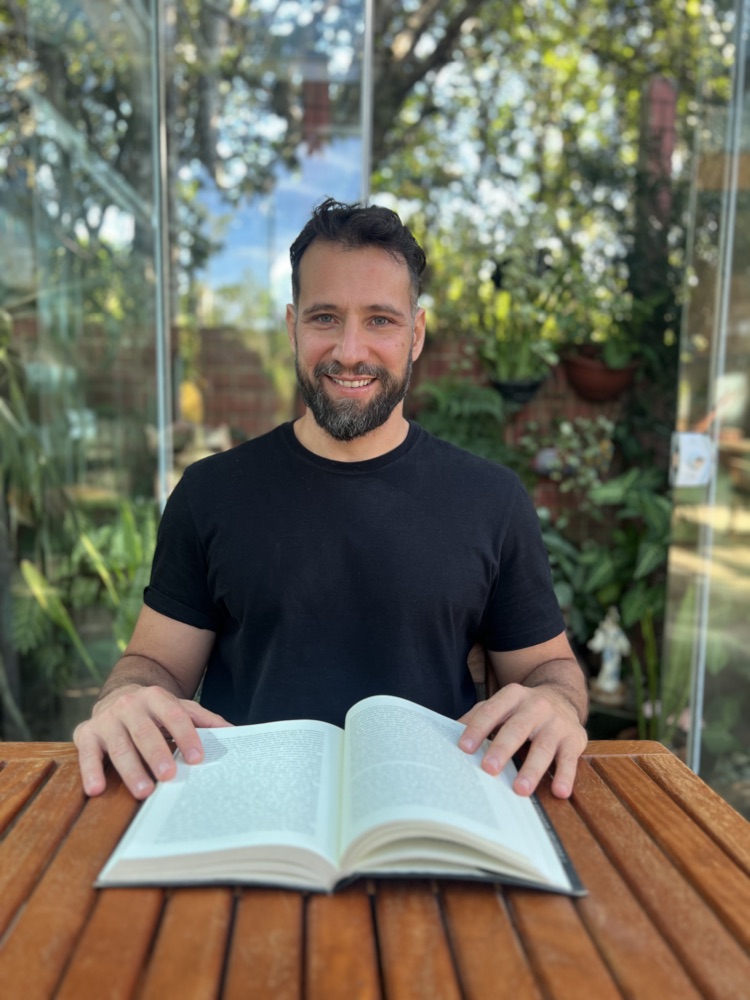 Daniel De Nardi com o livro Yoga com Neurociência