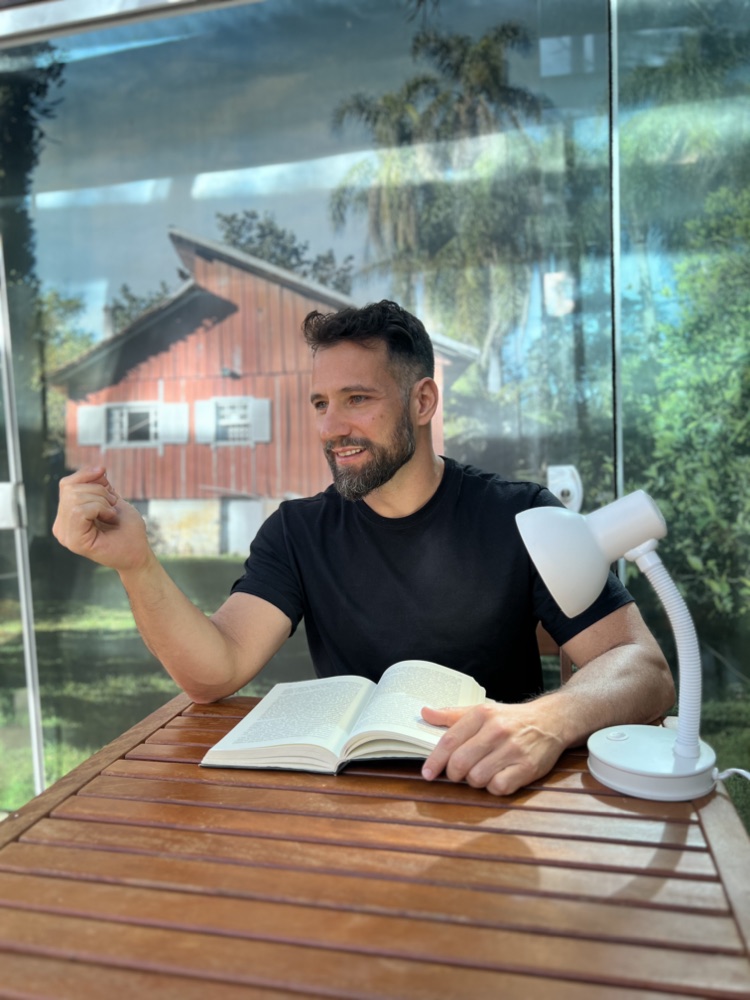 Daniel De Nardi lendo